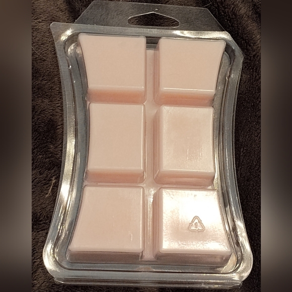 WoodWick Sheer Tuberose Wax Melt - Black and White - Picture 3 of 3